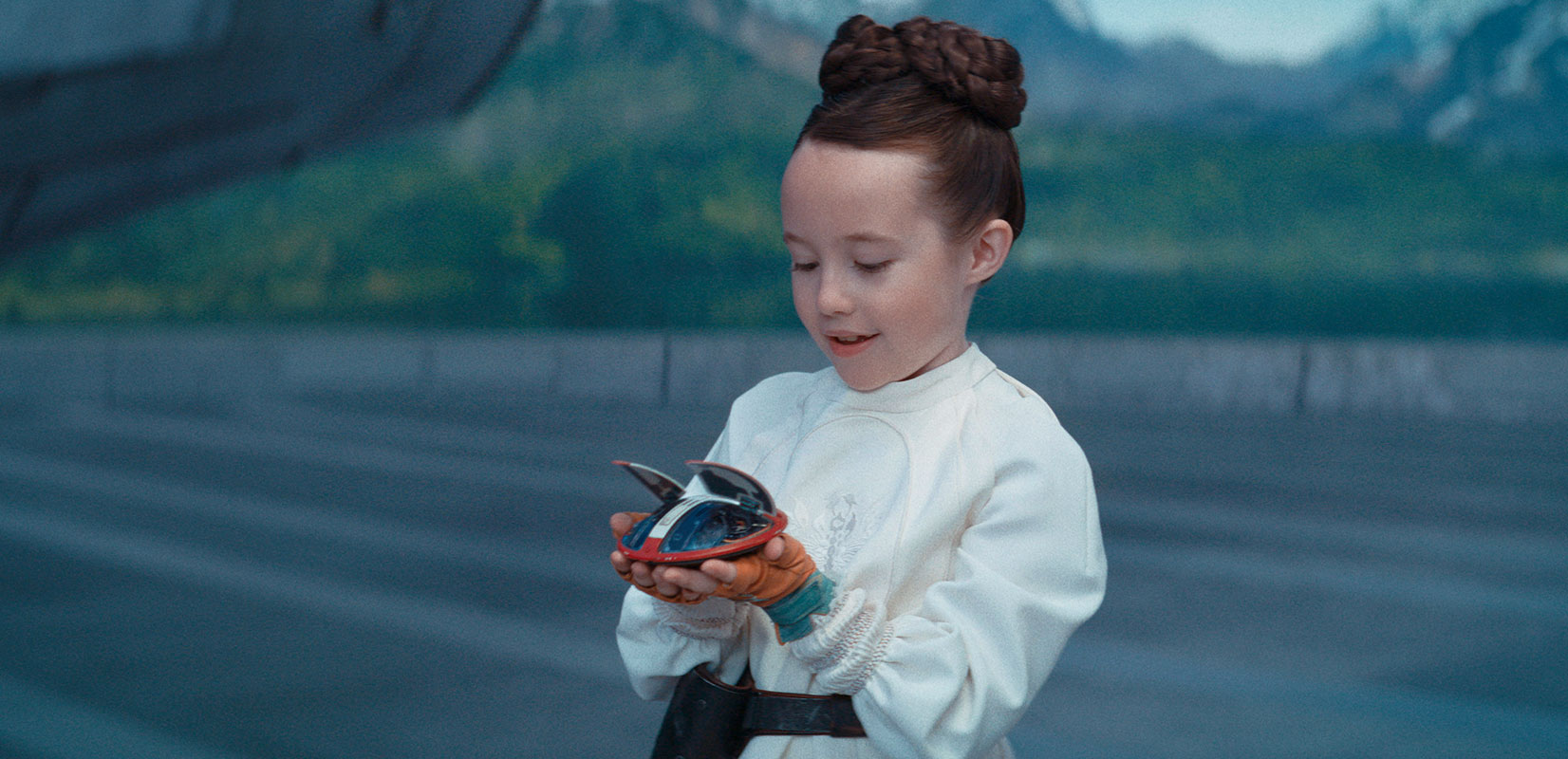 Princess Leia Organa (Vivien Lyra Blair) holding L0-LA59 (Lola) in Lucasfilm's Obi-Wan Kenobi