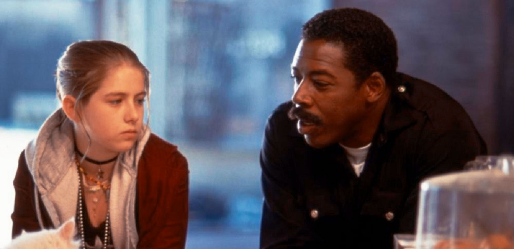 Rochelle Davis as Sarah Mohr and Ernie Hudson as Sergeant Daryl Albrecht in The Crow